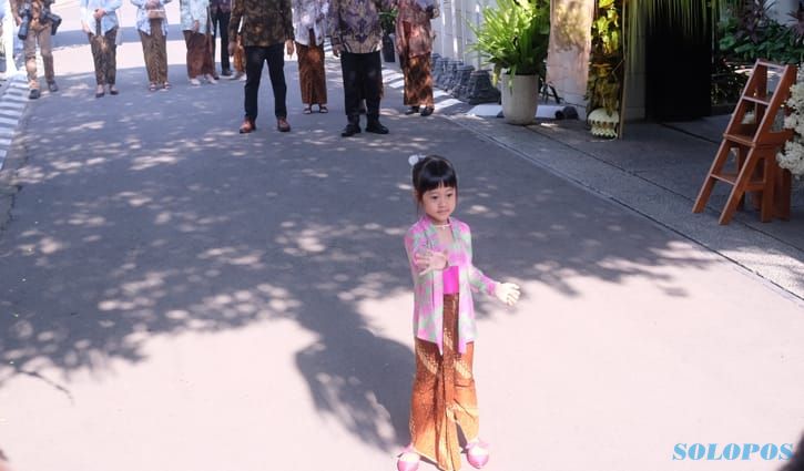 Momen Cucu Presiden Jokowi Mengikuti Siraman Kaesang