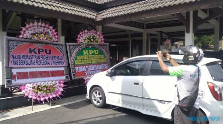 Relawan Caleg PDIP Terpilih Kirim Karangan Bunga ke KPU Sukoharjo