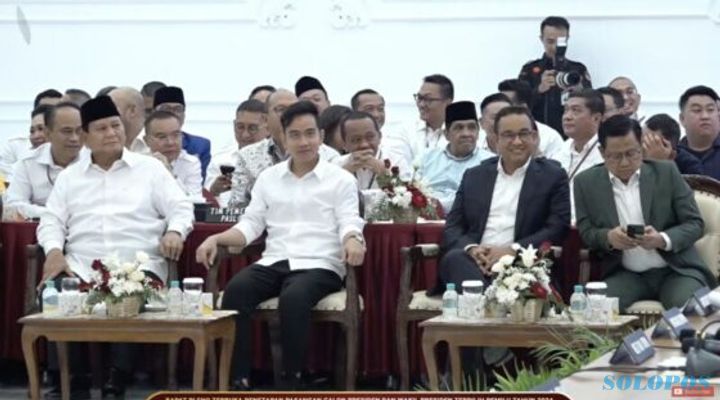 Peluk Anies, Prabowo: Senyum Anda Berat Sekali