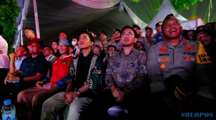 Gibran, MN X, dan Sandiaga Uno Ikut Nobar Indonesia vs Uzbekistan di Balkot