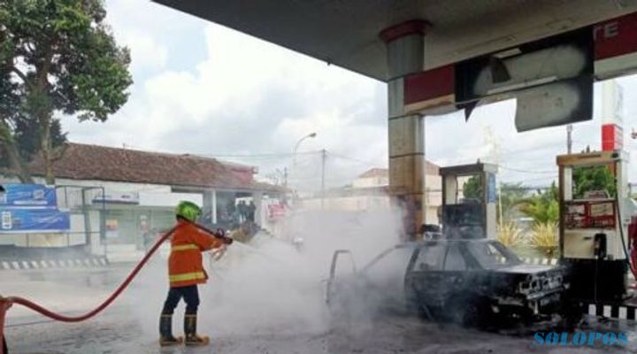Mobil Sedan Mendadak Terbakar di SPBU Ngadirojo Wonogiri, Bikin Panik Warga