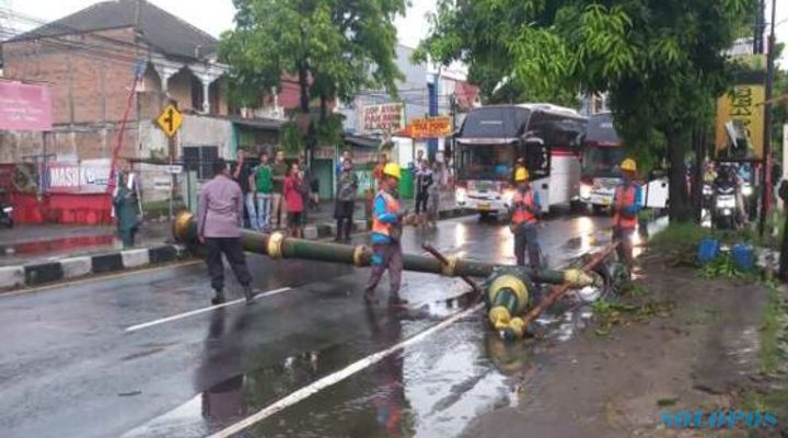 Tiang Lampu di Jl Jogja-Solo Delanggu Roboh, Lalu Lintas Tersendat 20 Menit