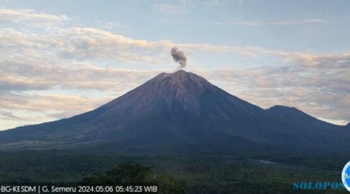 Masih Berstatus Siaga, Gunung Semeru Kembali Letuskan Abu Vulkanik