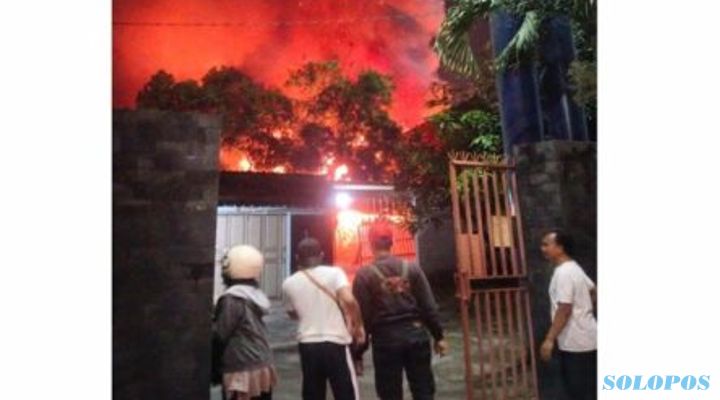 Kebakaran Hebat Landa Sejumlah Rumah di Dekat Rel Flyover Manahan