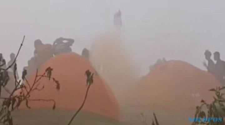 Dicari! Polisi Buru Pendaki Nyalakan Flare di Gunung Andong Magelang