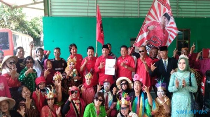 Diantar Puluhan Pendukung, Roy Saputra Ambil Formulir Pendaftaran Cawawali Solo