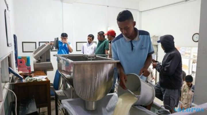 KPSP Setia Kawan Pasuruan Meraih Miliaran Rupiah dari Hasil Memerah Susu Sapi