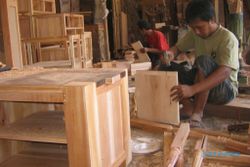 Pembuatan rak kayu