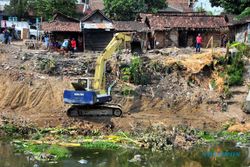 Pengerukan tanah di Bantaran Kali Anyar