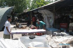 Pedagang Pasar Prambanan bongkar lapak