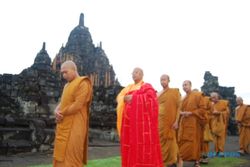 HARI WAISAK :  Ribuan Umat Buddha Padati Candi Borobudur