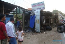 Bus terguling, 10 penumpang luka-luka