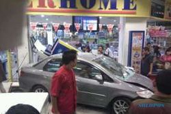 Honda City 'nyelonong' di Mal Cibubur Junction, tabrak toko & ATM
