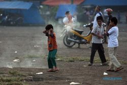 KORBAN PETASAN MADURA : Gara-Gara Main Petasan, Bocah Delapan Tahun Tangannya Remuk