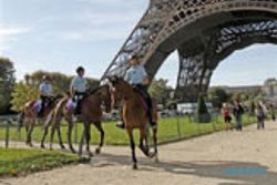 Diancam bom, menara Eiffel evakuasi turis
