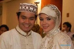 Indra Bekti limpahkan baju pengantin ke Ivan Gunawan