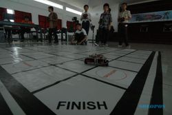 KAMPUS DI SEMARANG : SMAN 1 Teras Juarai Kontes Robot Unika