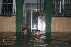 Banjir rendam ratusan rumah di Surabaya barat