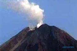 Lidah lava Gunung Semeru gugurkan awan panas