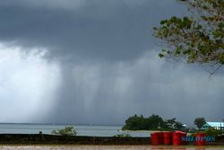 Ombak tinggi masih ancam perairan Mentawai 