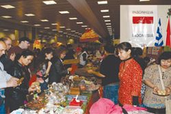 Bazar Natal di Athena, batik Indonesia sangat diminati