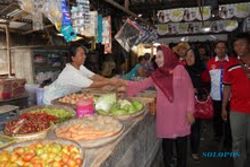 Pasangan SIP kampanye di pasar tradisional