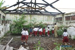Atap kelas ambrol, siswa SDN 3 Tanggungharjo belajar di perpustakaan