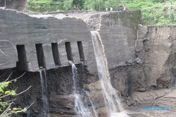 Akibat banjir lahar dingin, dua dam Kali Apu jebol