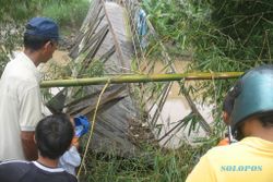 Jembatan Abang ambrol, jalur Wonosari-Gatak terputus<B>