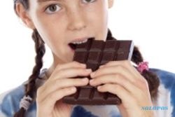 Penyebab sakit perut saat makan cokelat