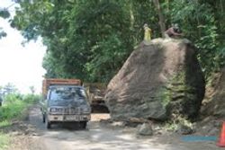 Batu 80 m3 tutup badan jalan Wonogiri-Pacitan