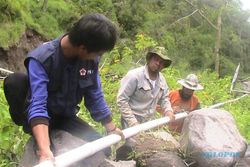 PMI Boyolali bantu pipa air warga lereng Merapi