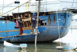 PENERTIBAN NELAYAN ASING : Polisi Air Tahan 6 Kapal Nelayan Asing di Maluku Utara