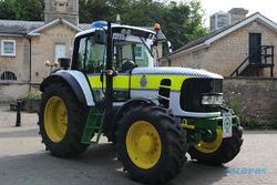 Traktor dijadikan mobil polisi