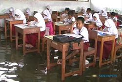 Siswa SD di Lamongan tetap belajar meski ruang kelas kebanjiran 