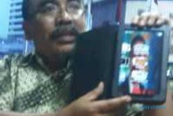 Fotografer lihat politisi PKS Arifinto buka folder