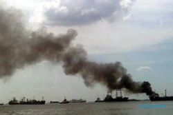Kapal kargo di Tanjung Perak terbakar