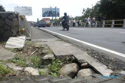 Jembatan penghubung Jateng-Jatim berlubang, warga khawatir