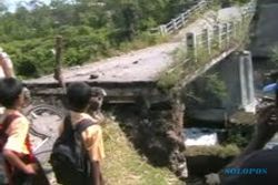 Jembatan Panggil putus, ribuan warga Gantiwarno terisolasi