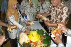 Tumpeng HUT Sragen pun jadi rebutan 