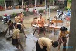 2 Sekolah di Situbondo Kebanjiran, Aktivitas Belajar Ratusan Siswa Terganggu