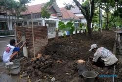 Rumah pagar warga RW IX Kelurahan Joyosuran dikepras