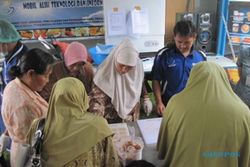 Warga Tanjungsari diajari bikin nugget lele 