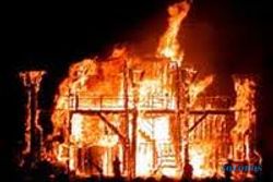 Rumah terbakar, bocah berusia tiga tahun tersambar api