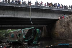 Bus terjun dari jembatan, 5 tewas