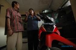 Penghuni rumah di Jakarta, dua sepeda motor raib