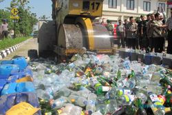 Jelang Ramadan, ribuan botol Miras dimusnahkan