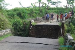 Ratusan Warga Terisolir, Bantuan Diseberangkan Pakai Tali