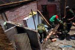 BEDAH RUMAH : TNI Surabaya Rehab 231 Rumah Tak Layak Huni