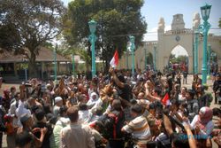 BEREBUT GUNUNGAN GREBEG SYAWAL DI MASJID AGUNG SOLO